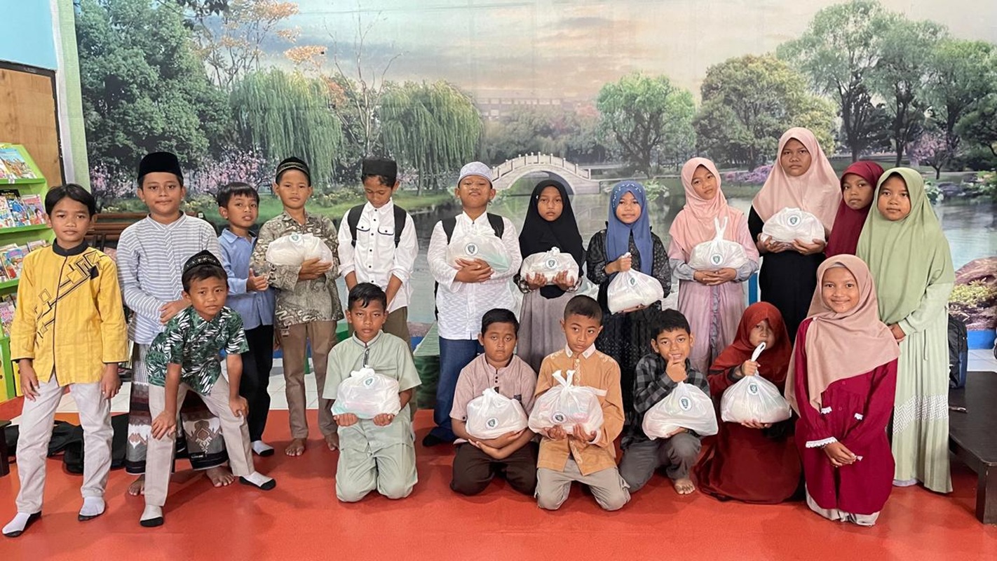 Khatmil Qur’an Mias Bungah Tebar Kepedulian lewat Bakti Sosial