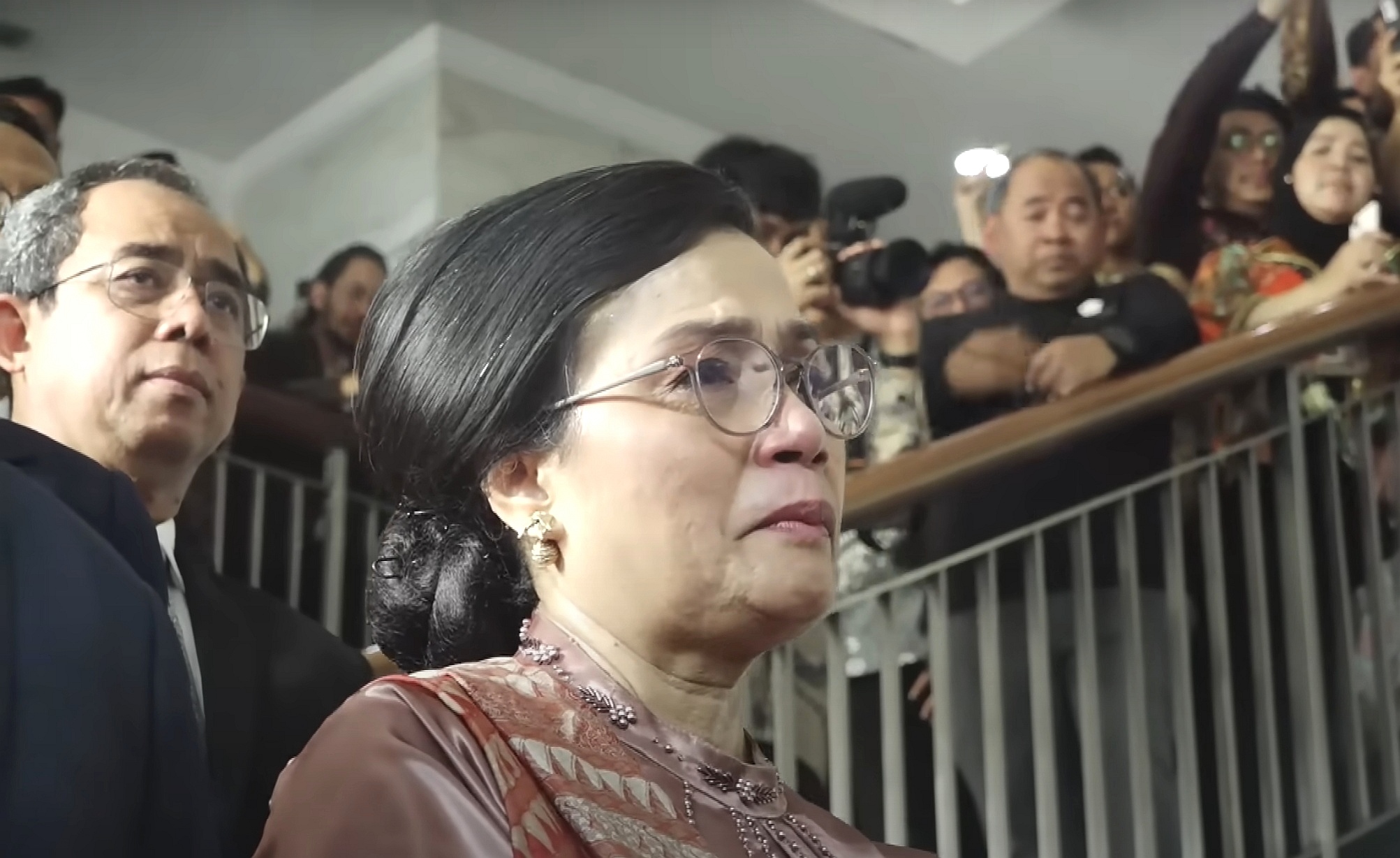 Ironi Sri Mulyani: Air Mata Birokrasi, Amarah Rakyat