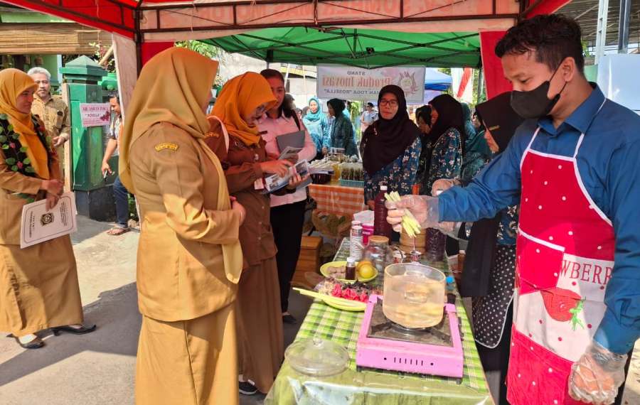 Rosella yang bunganya merah merona merata ditanam warga Dusun Tulus Rejo, Lumajang. Awalnya sebagai tanaman obat hipertensi. Akhirnya membawa berkah juara Toga se kabupaten.