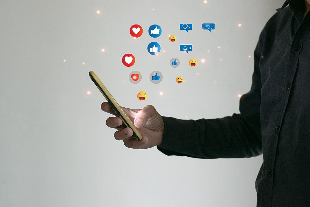 Krisis Akhlak di Era Digital: Saat Jempol Lebih Cepat dari Hati