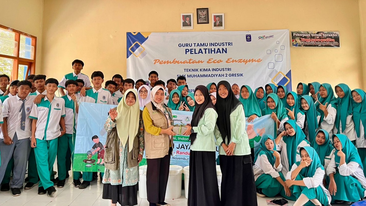 Dari Sampah Jadi Berkah: Siswa SMK Muhammadiyah 2 Gresik Belajar Ekoenzim