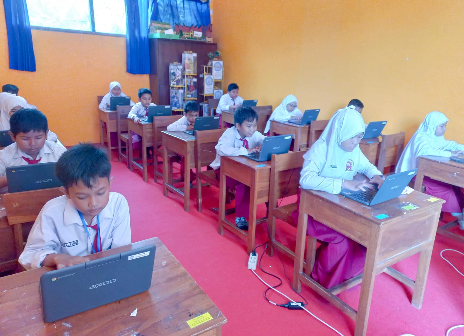 Pelaksanaan ujian berbasis CBT oleh siswa SD Muhammadiyah Melirang (Tagar.co/Rabya Auliani)