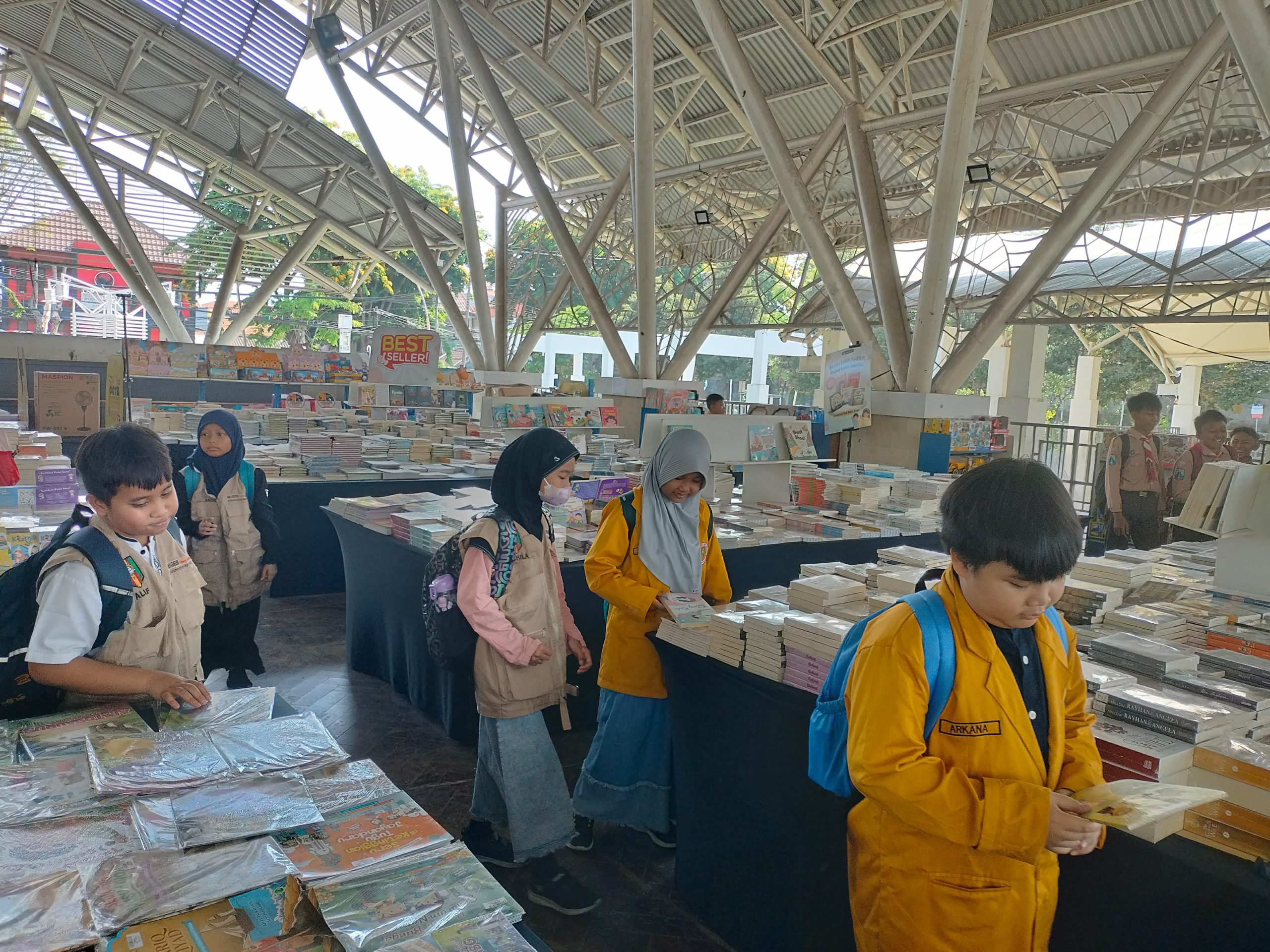 Siswa Mugeb Primary School mengikuti Pekan Ceria Kampung Dongeng di WEP. Mereka belanja buku dan mainan edukatif, belajar berhemat melalui dongeng interaktif, juga ikut pelatihan membuat buku laporan keuangan sederhana.