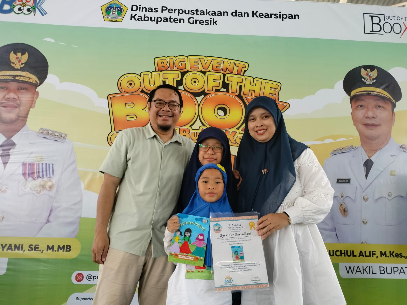 Empat siswa Mugeb Primary School turut merayakan semangat literasi dalam Peluncuran Buku Kelana Batch 2 Niskala Kids Book Club. Dengan dukungan orang tua, mereka berhasil menerbitkan buku cerita bergambar masing-masing.