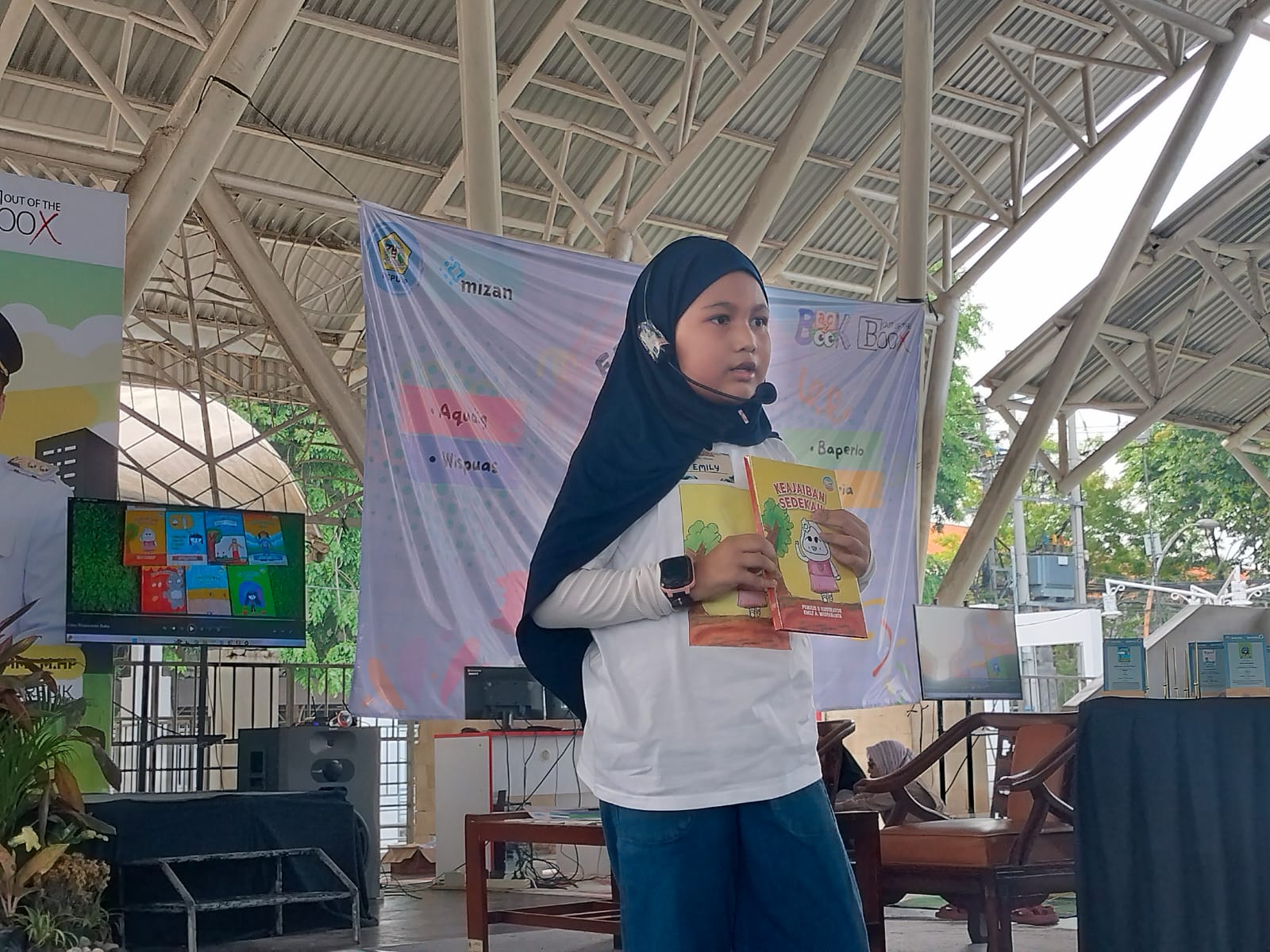 Empat siswa Mugeb Primary School turut merayakan semangat literasi dalam Peluncuran Buku Kelana Batch 2 Niskala Kids Book Club. Dengan dukungan orang tua, mereka berhasil menerbitkan buku cerita bergambar masing-masing.