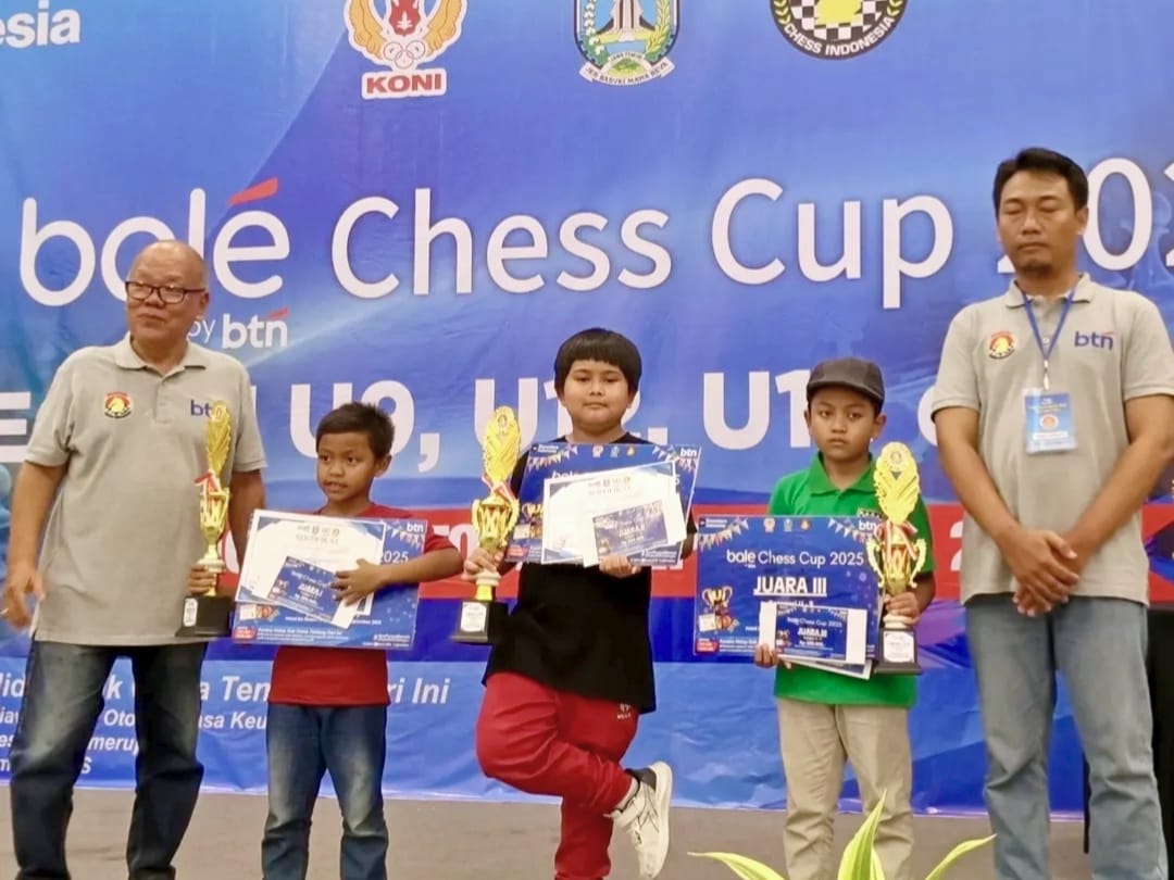 Kisah Luigi Kautsarrazky, siswa SD Muhammadiyah 1 GKB Gresik, yang berprestasi dalam catur, meraih juara di turnamen tingkat nasional.