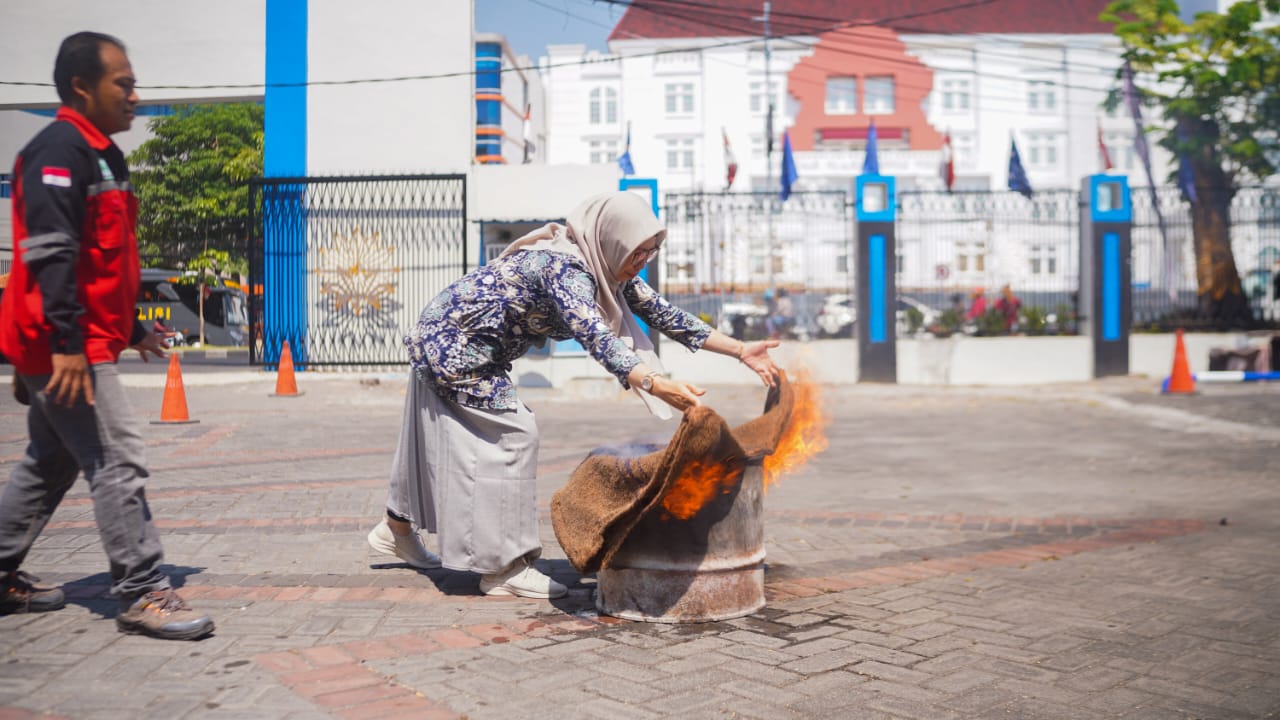 Belajar Menjinakkan Api: Smamda Latih Karyawan Tanggap Darurat