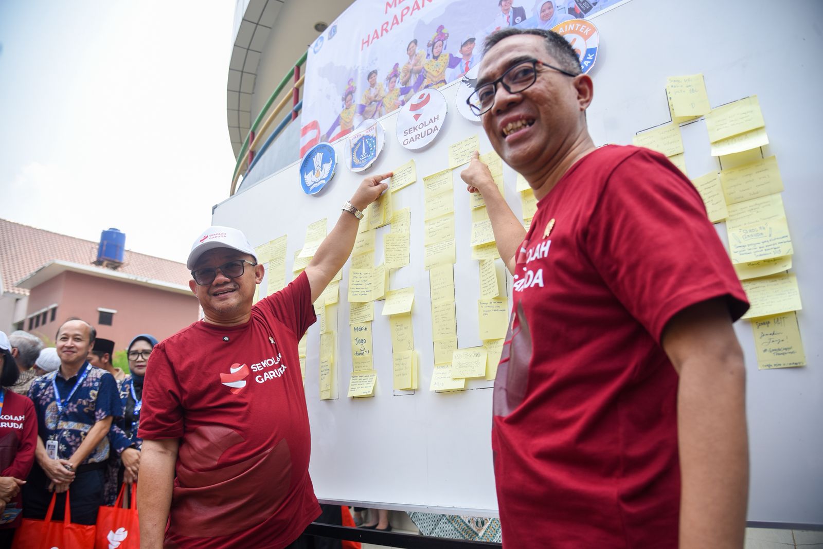 Mendikdasmen Abdul Mu'ti (kiri) bersama Menteri Pendidikan Tinggi, Sains, dan Teknologi Republik Indonesia, Brian Yuliarto (Tagar.co/Istimewa) 