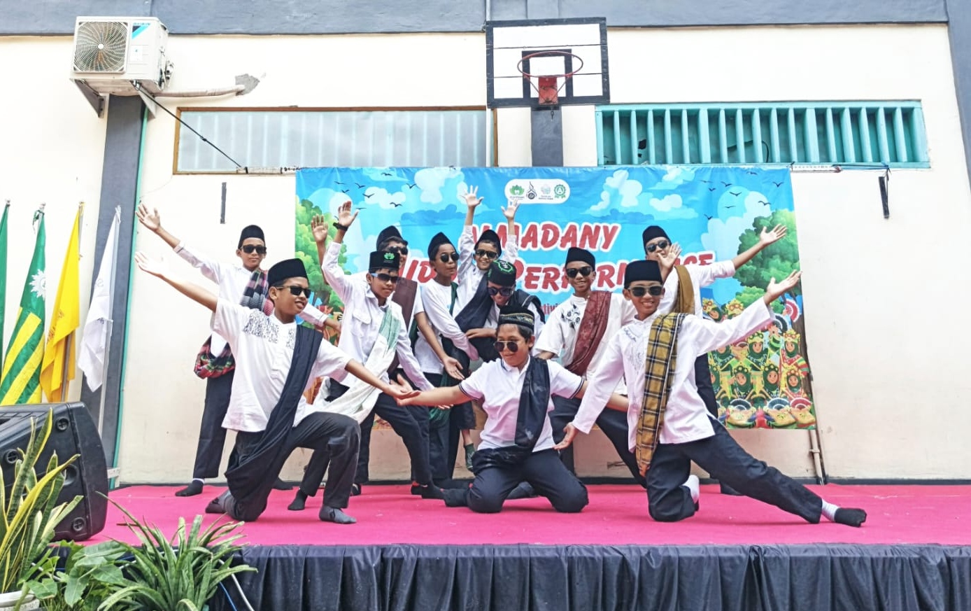 Penuh Kejutan di Hari Kedua Almadany Middle Performance