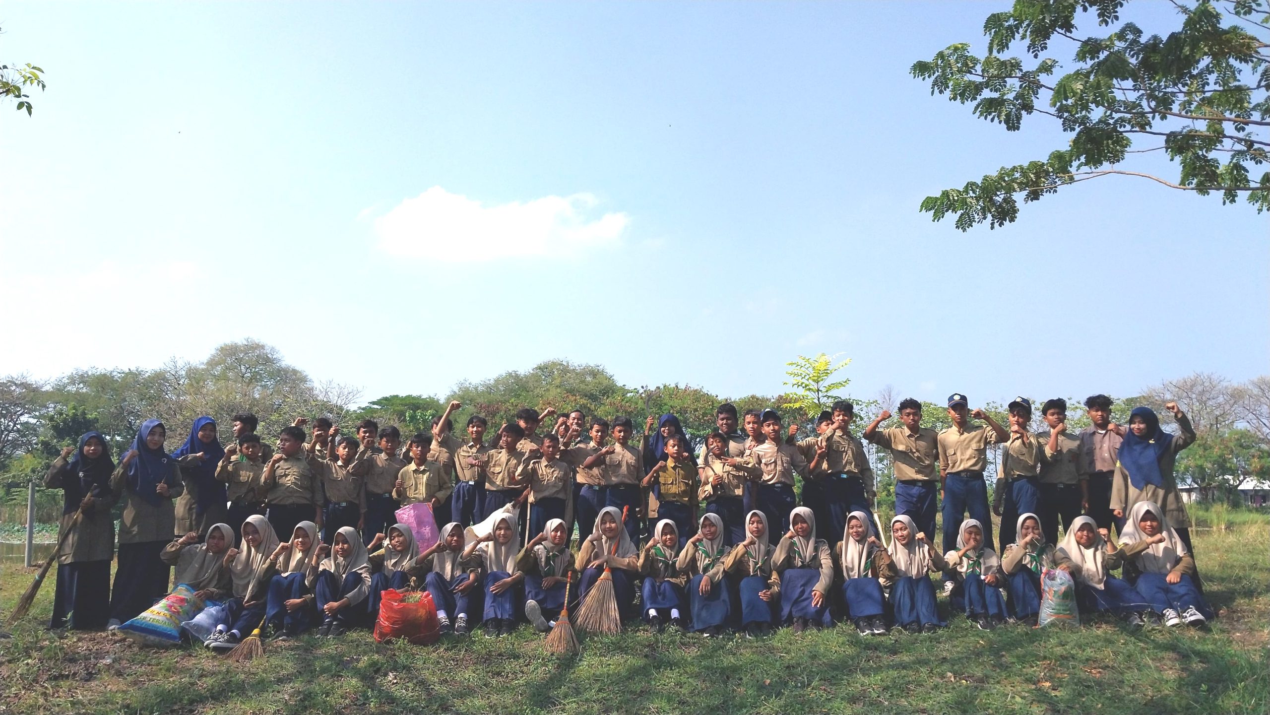 Aksi Peduli Lingkungan, MTs Mupatsy Bersihkan Telaga Rambit