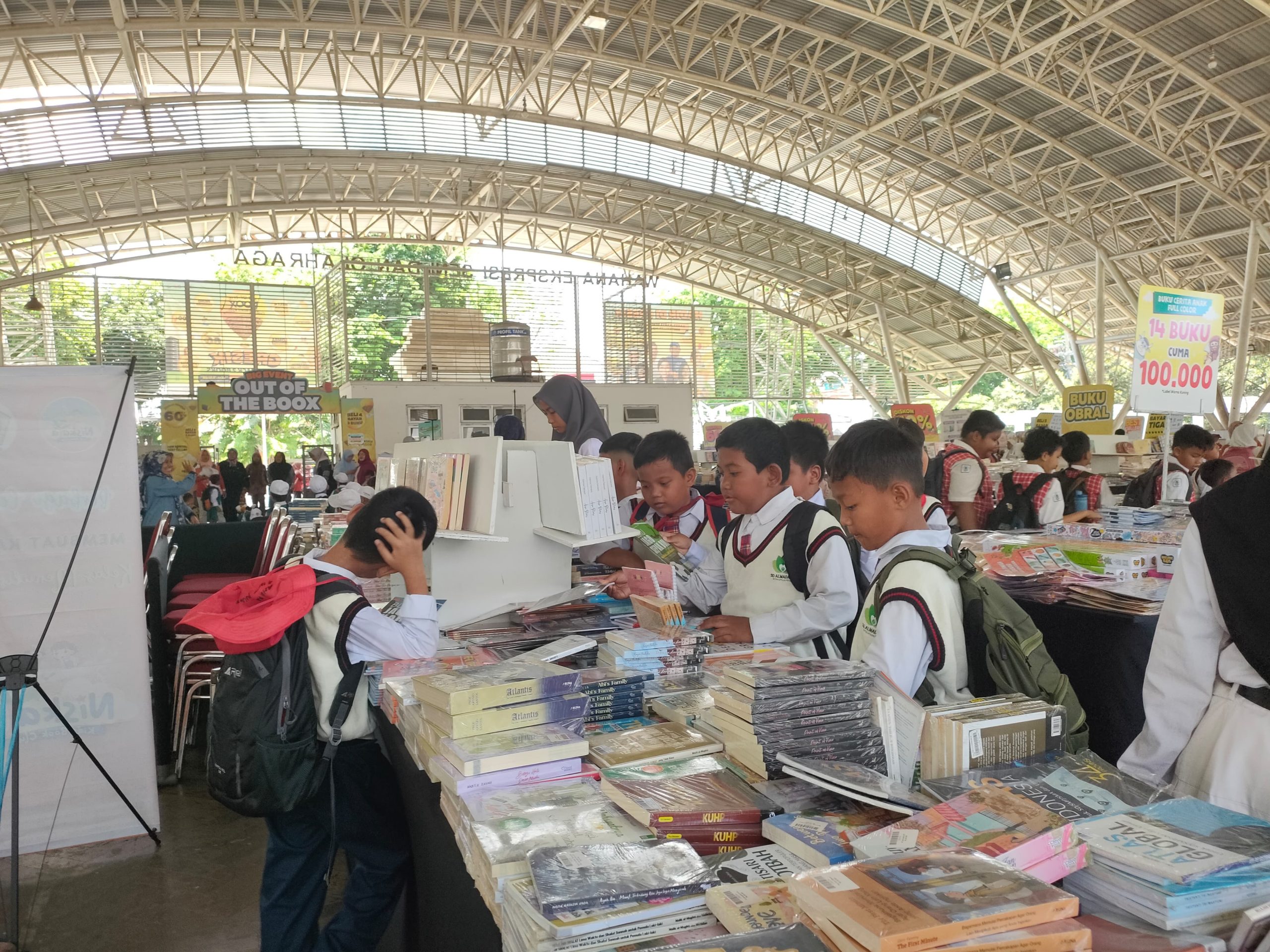 Api Cinta Literasi Siswa Almadany Menyala di Festival Buku OOTB