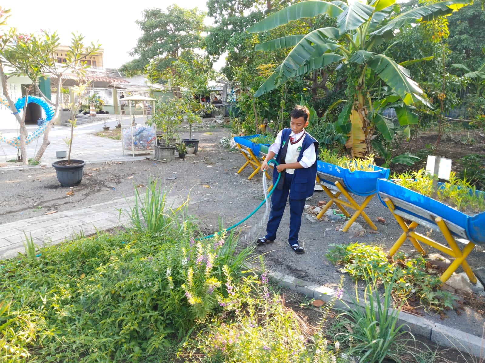 Teladan si Rompi Biru: Pemimpin Disiplin Sekolah yang Menebar Cinta pada Alam dan Sesama