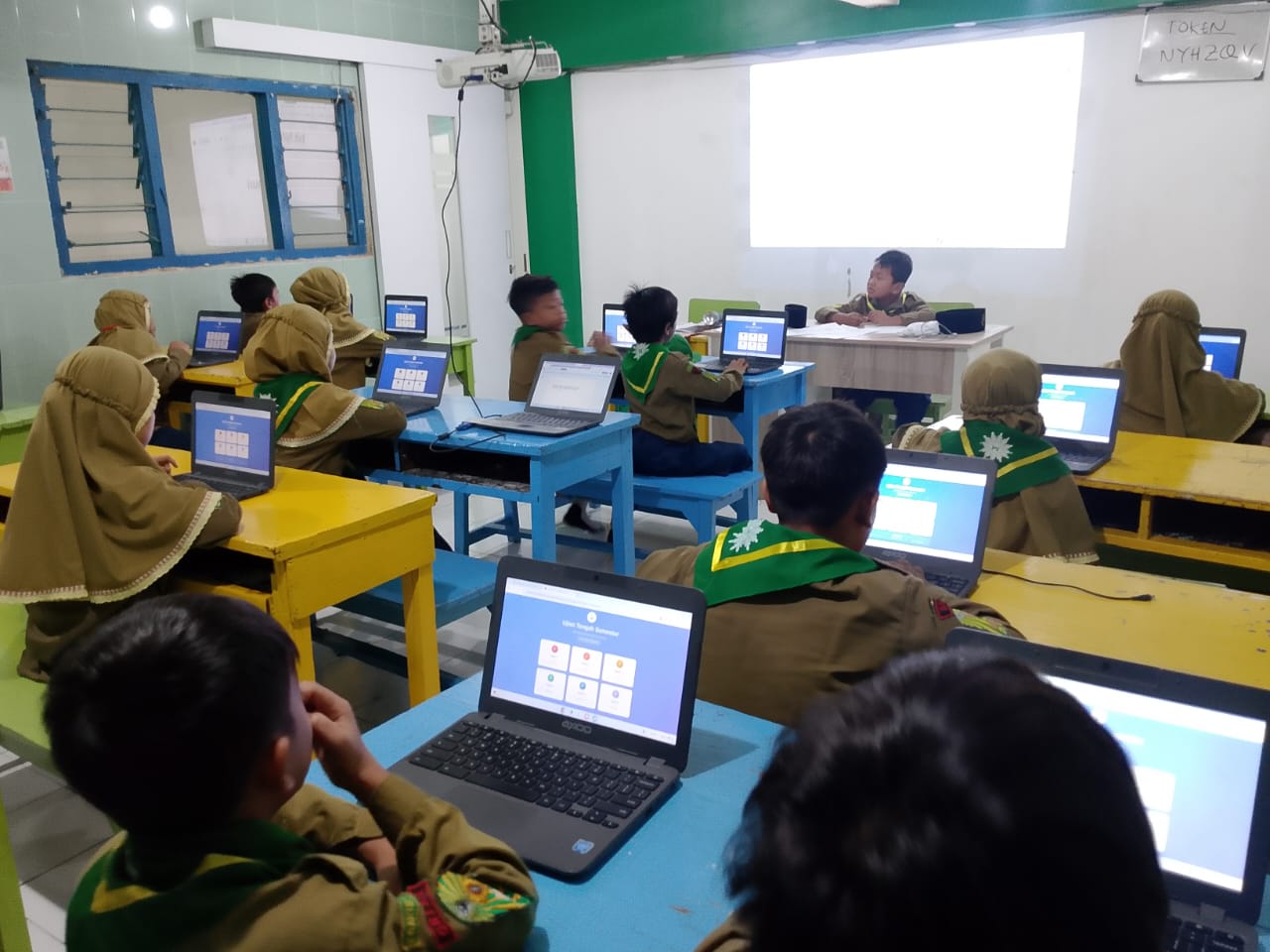 Inovatif! Guru SD Muri Kembangkan Aplikasi Ujian Komputer Sendiri
