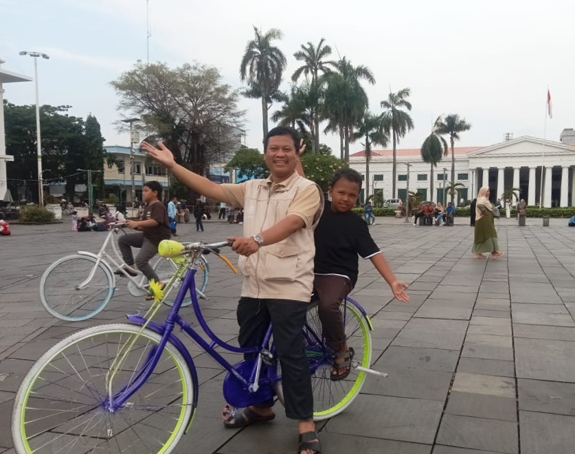 Mimpi Kecil dari Campurejo: Ketika Azmi Mengayuh Harapan ke Jakarta