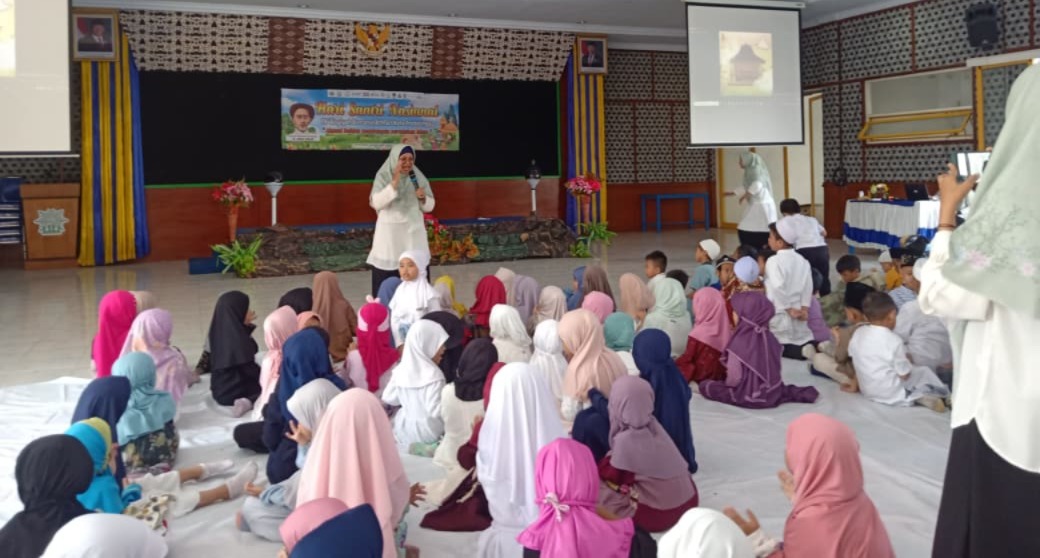 Dalam suasana penuh keceriaan, TK Aisyiyah 1 Kota Probolinggo memperingati Hari Santri Nasional dengan kegiatan bertema Meneladani Semangat Santri dan Perjuangan KH. Ahmad Dahlan.