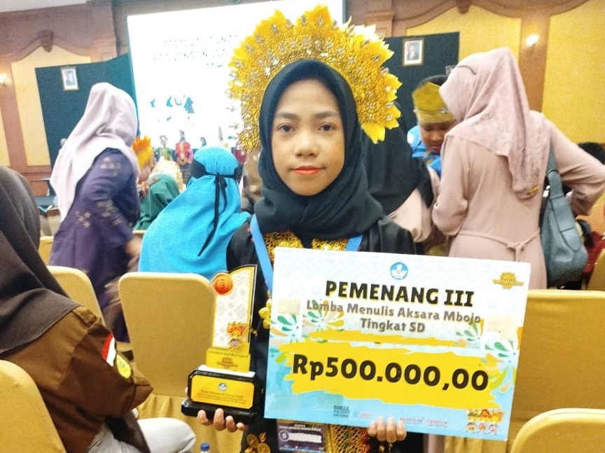 Siswi SD Muhammadiyah Gilipanda Juara Lomba Aksara Mbojo NTB