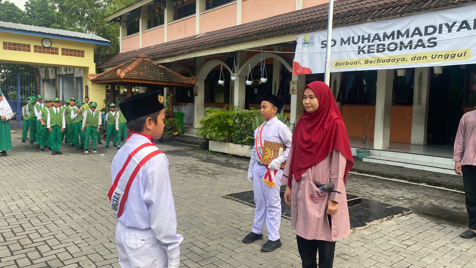 Upacara Sumpah Pemuda di SD Muhammadiyah 1 Kebomas menghadirkan suasana penuh harapan. Sikap hormat, langkah tegap, dan motivasi dari guru menjadi bekal para siswa menyongsong masa depan sebagai pemuda unggul bangsa.
