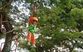 Kecil-kecil berani flying fox di family gathering dan outbound PAUD Alam Al-Ghifari Kota Blitar. Selain flying fox ada permainan perahu, panjat tebing, jaring laba-laba, balap sepeda, ice breaking, hingga parents fun game