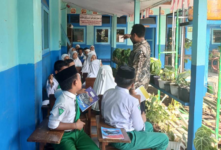 Belajar di Teras, Siswa Lebih Gembira
