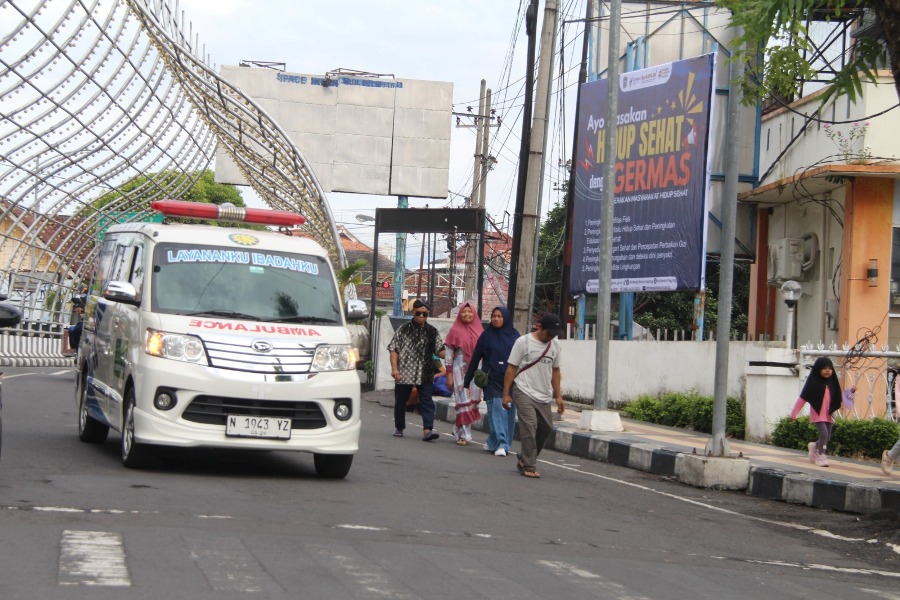Empat Ambulans Kawal Peserta Jalan Sehat Milad Muhammadiyah di Lumajang