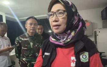 Bahaya awan panas kembali meluncur dari puncak Gunung Semeru pada Rabu (19/11/2025) pukul 14.13 WIB. Gumpalan abu menjulang, menggulung lereng dengan cepat.