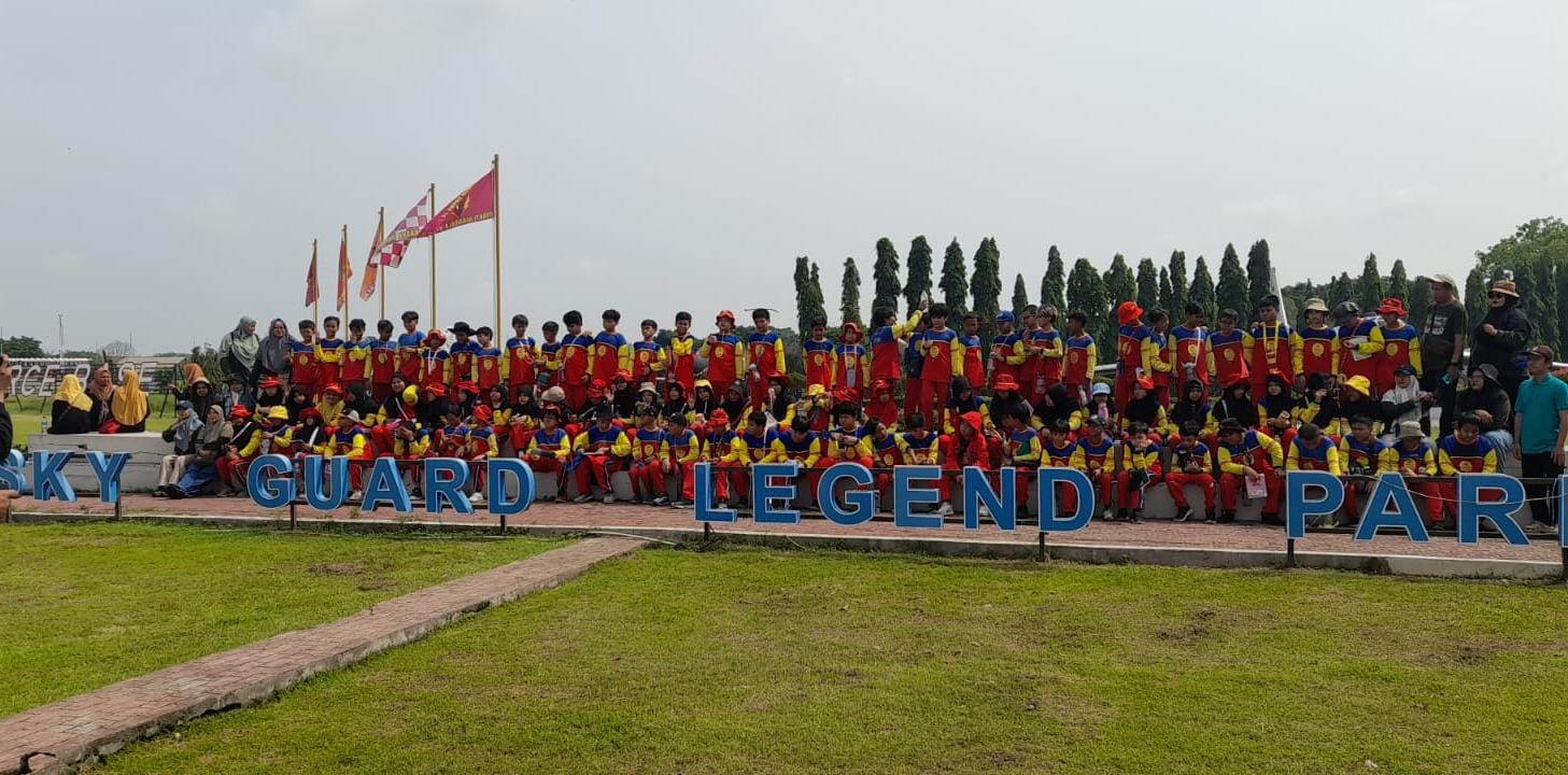 Mengendarai truk TNI, mengenal pesawat tempur, hingga membungkus tempe sendiri—siswa Sekolah Kreatif Baratajaya belajar bahwa ilmu dan pengalaman bisa datang dari mana saja.