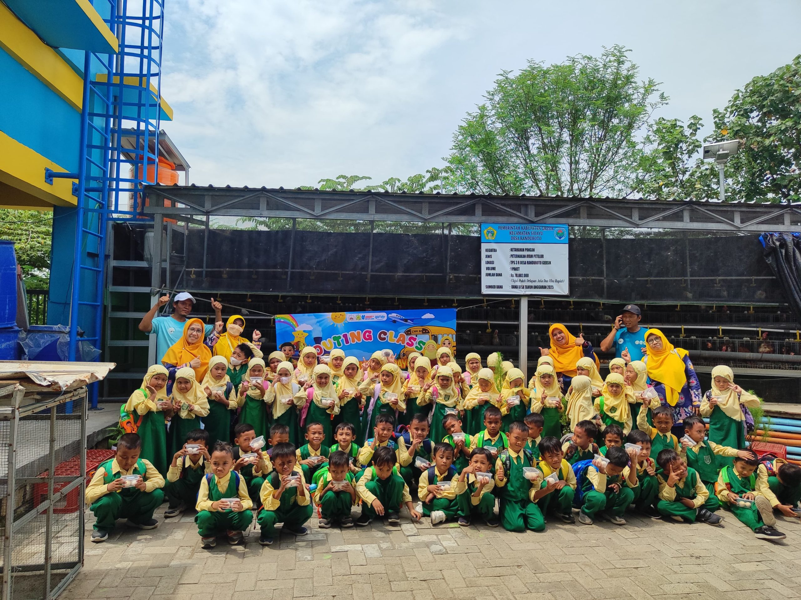 Siswa TK Aisyiyah 9 Sidayu Panen Pelajaran di Kandang Ayam Randuboto