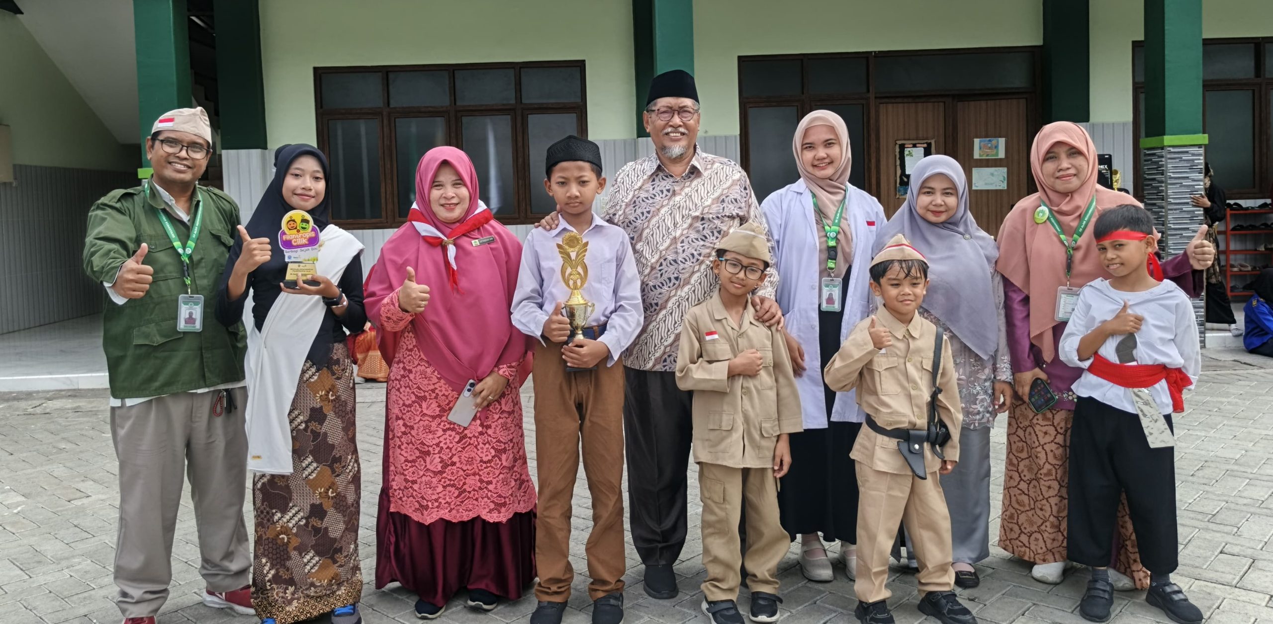Kelas VI Ibnu Al-Haytham SD Almadany Peraih Trofi Filantropi Cilik Oktober 2025