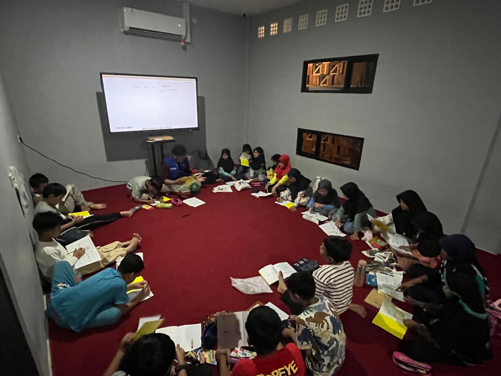 SD Mumtaz Sidoarjo menyelenggarakan program English Week di Kampung Inggris Pare Kediri. Kegiatan imersif ini efektif meningkatkan kemampuan bicara dan kepercayaan diri siswa.