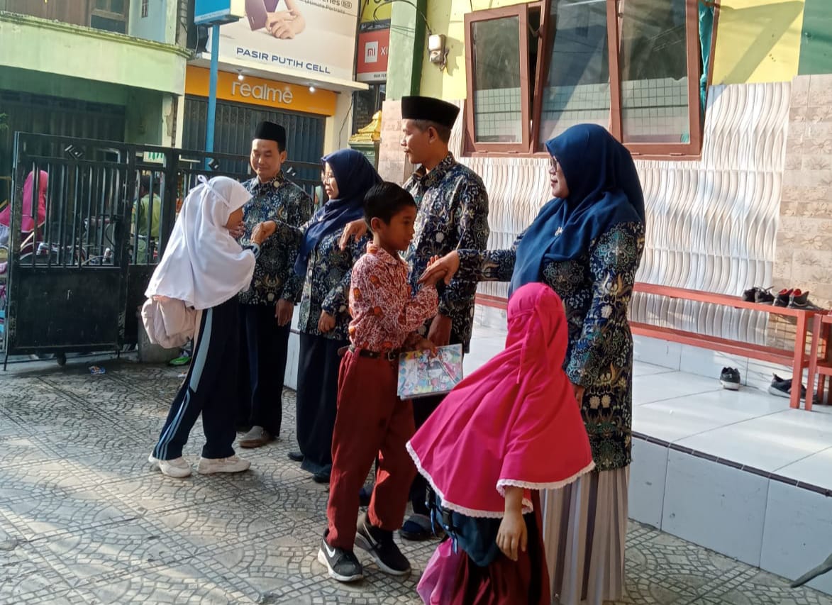Pagi yang Hangat di MI Mutwo: Menanam Adab sejak Langkah Pertama