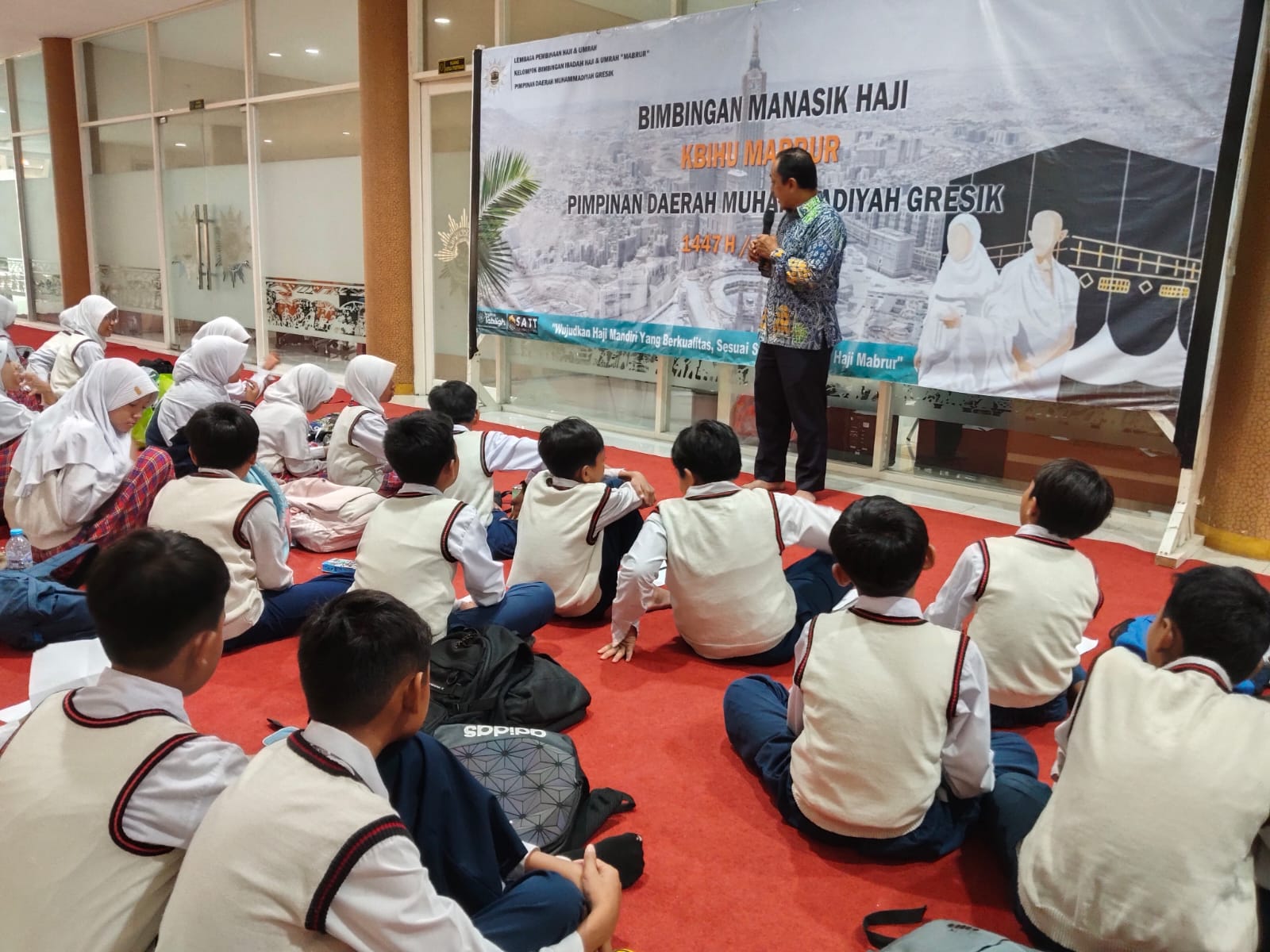 Jejak Kecil di Gedung Besar: Siswa SD Almadany Menyelami Peran Muhammadiyah di Gresik