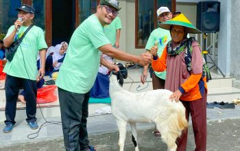 Ketua PRM Lembor, Tsabit Purwanto saat menyerahkan kambing kepada penerima hadiah, Mbok Sartiyu (Tagar.co/Mafazah Helna)