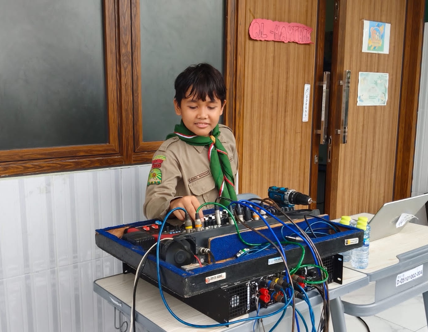 Pandu HW Kelas VI Jadi Operator Sound System di Milad Muhammadiyah