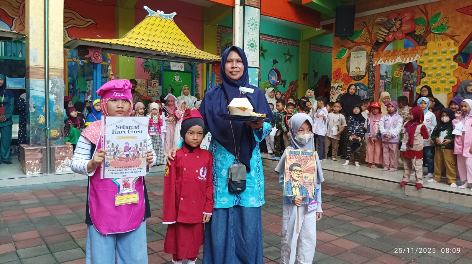 Tangis Haru Warnai Upacara Hari Guru Nasional di Sekolah Kreatif Baratajaya