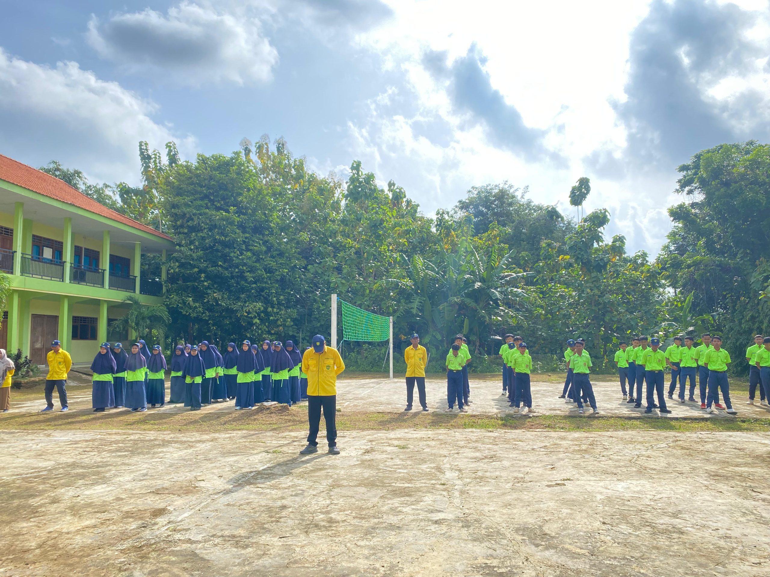 Suasana Haru Mewarnai Hari Guru Nasional di SMK Muhammadiyah 4 Sangkapura