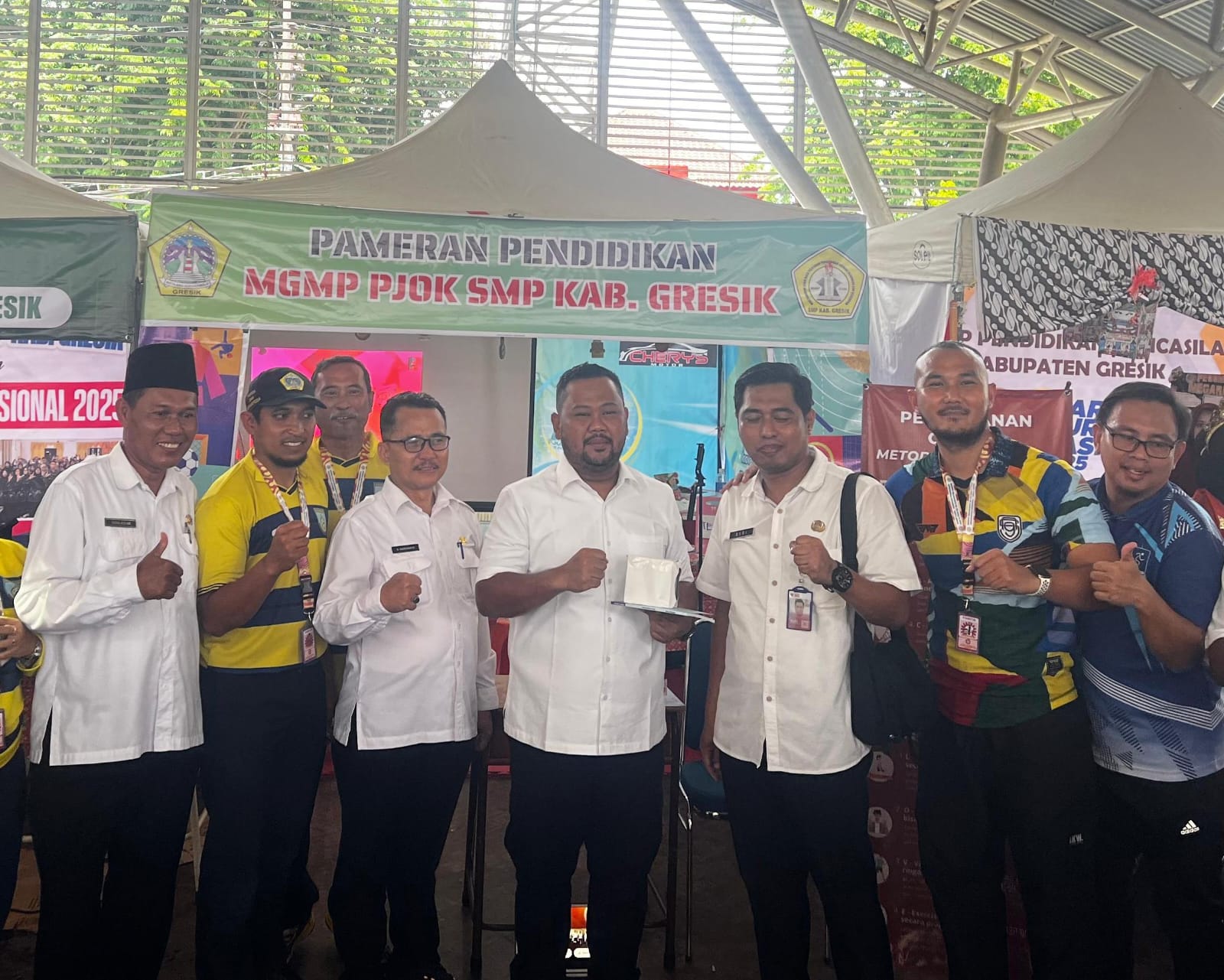 Bupati Gresik, Fandi Ahmad Yani, antusias kunjungi stan MGMP PJOK di HGN 2025. Gus Yani berinteraksi dan mencoba langsung inovasi pembelajaran berbasis augmented reality, memberi semangat bagi guru PJOK se-Kabupaten Gresik.
