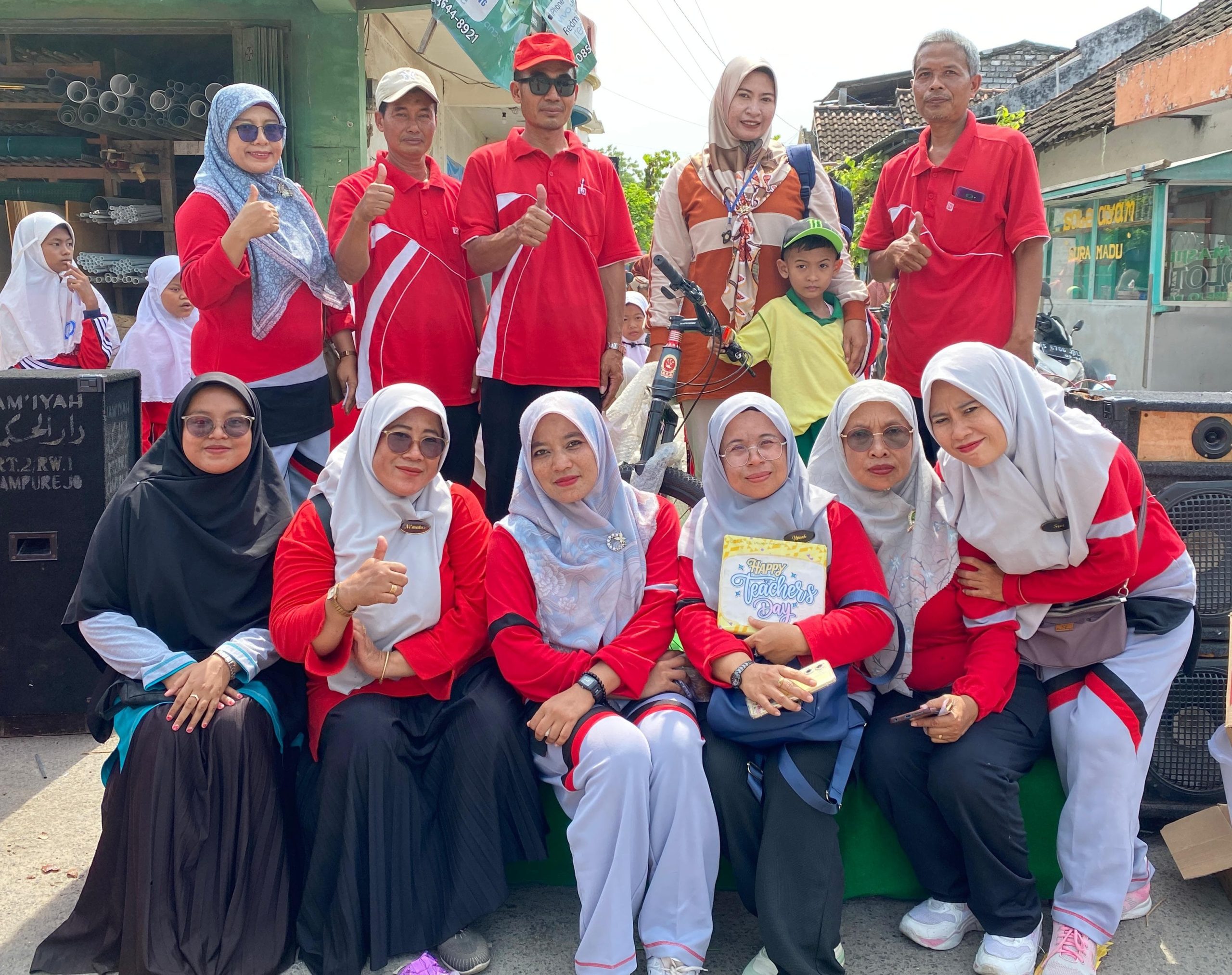 MI Mutwo dan TK Aisyiyah Campurejo Meriahkan Hari Guru dengan Jalan Sehat