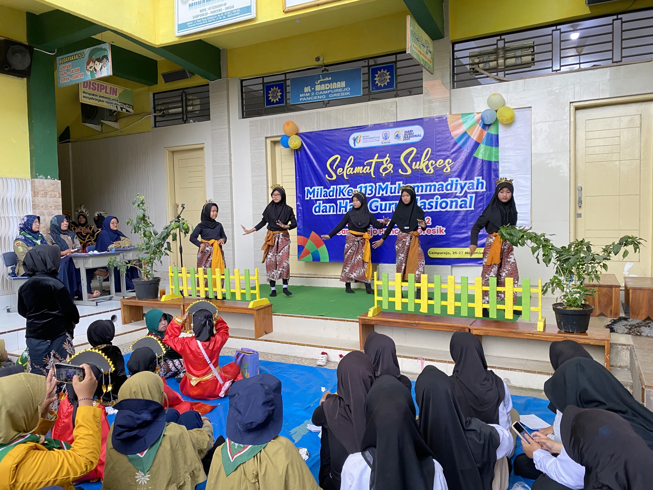 Kreativitas Siswa MI Mutwo Mengalir di Panggung Dua Momen Perayaan Ini