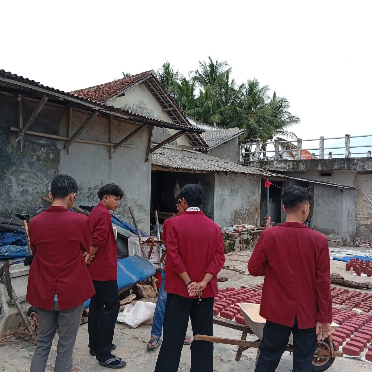 BEM FIK UM Surabaya Bawa Inovasi Air Bersih dan Pengolahan Laut ke Ambunten Timur