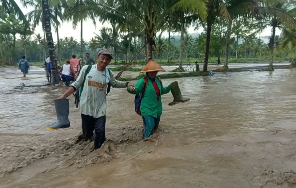 Banjir Lahar Dingin Semeru, Ratusan Warga Terisolasi