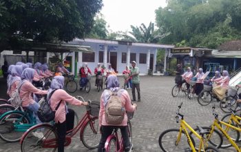 Tingkatkan kompetensi, KKG Bahasa Inggris Kecamatan Dukun ngonthel di Pare. Bersepeda keliling Kampung Inggris, kunjungi rumah perintis kursus pertama di Pare. Lanjut ke pondok baru milik BEC dan dapat ilmu komunikasi