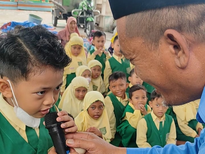 Siswa TK Aisyiyah 9 Sidayu menjelajah Kandang Ayam Randuboto, belajar beternak, memanen telur, dan mendapat edukasi lingkungan dari Kepala Desa.
