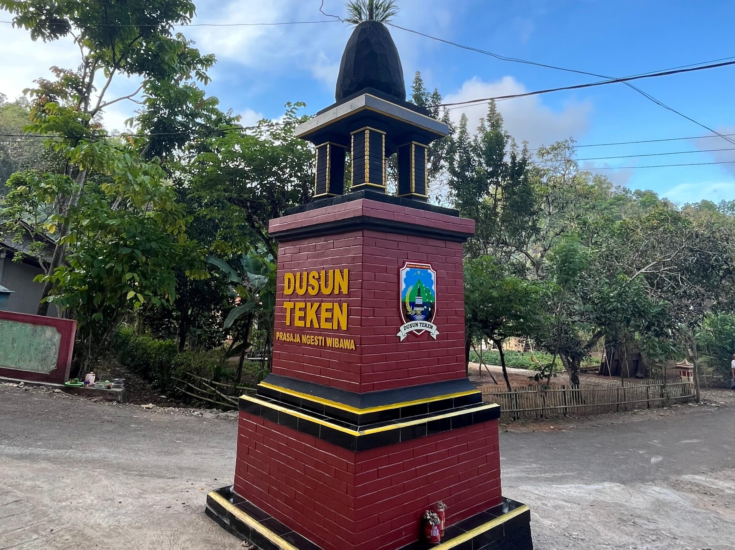 Monumen Teken Berseri: Jejak Pemuda dan Budaya Dusun Teken