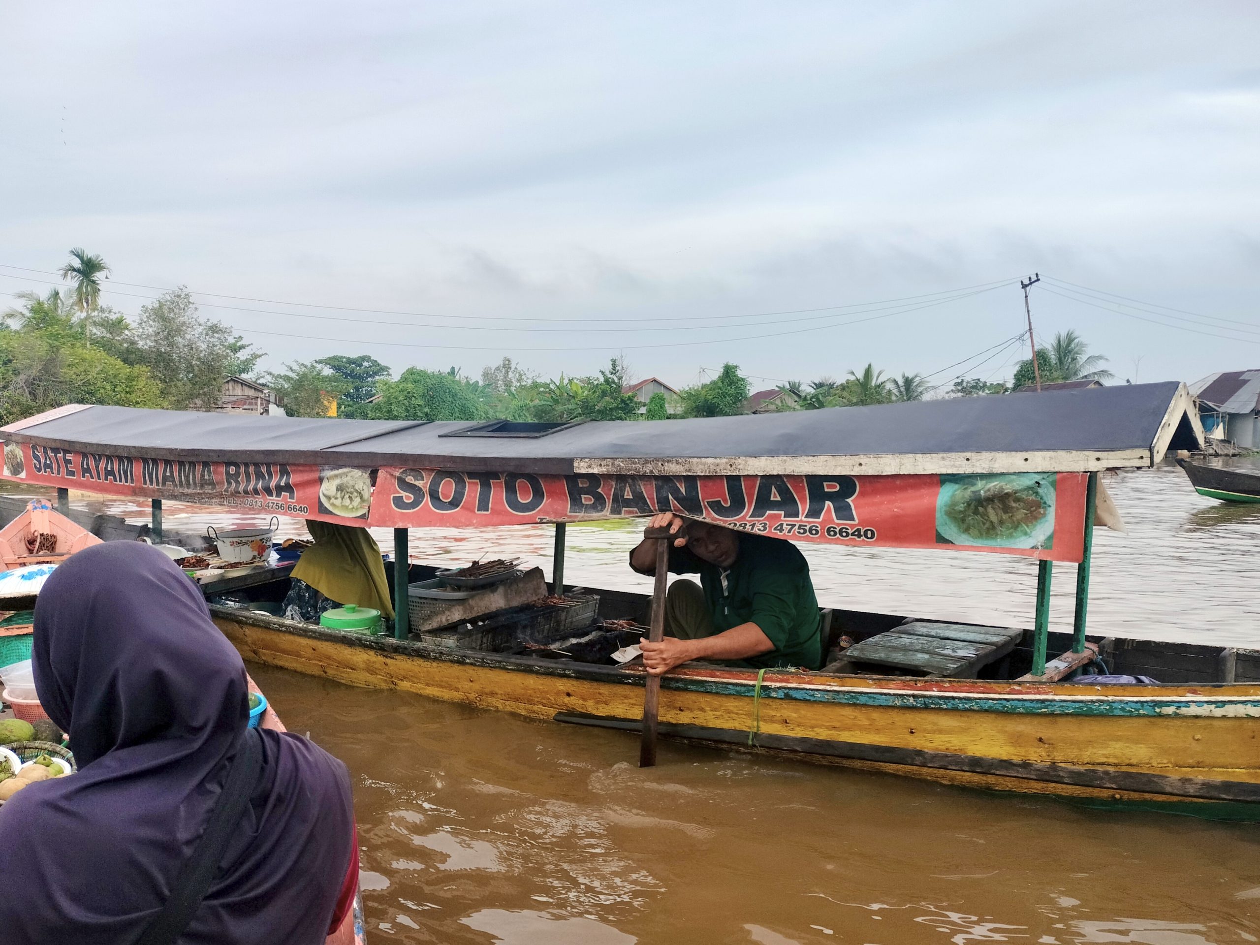 Menyambut mentari di Sungai Martapura, rombongan PCM GKB Gresik susuri denyut nadi Kota Seribu Sungai. Di antaranya menikmati kehangatan Soto Banjar di Pasar Terapung Lok Baintan.