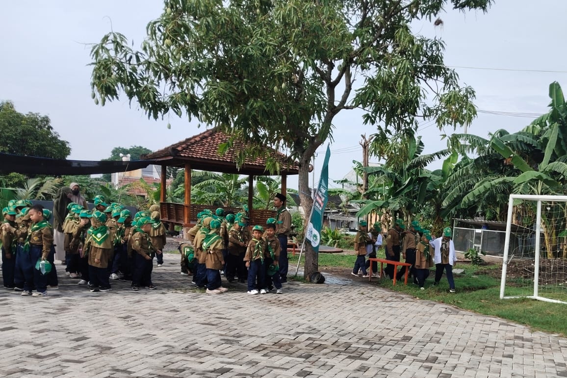 Sigap di Lapangan, Kisah Kader UKS SD Almadany Menolong Teman yang Sakit