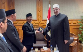 Wakil Menteri Pendidikan Dasar dan Menengah (Wamendikdasmen), Atip Latipulhayat, mengunjungi Wakil Grand Syeikh Universitas Al-Azhar,