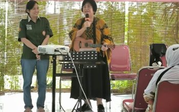 Pusdakota Ubaya menggelar cek kesehatan dan senam lansia di pendapa sekretariat Rungkut Lor, Sabtu (13/12/2025).