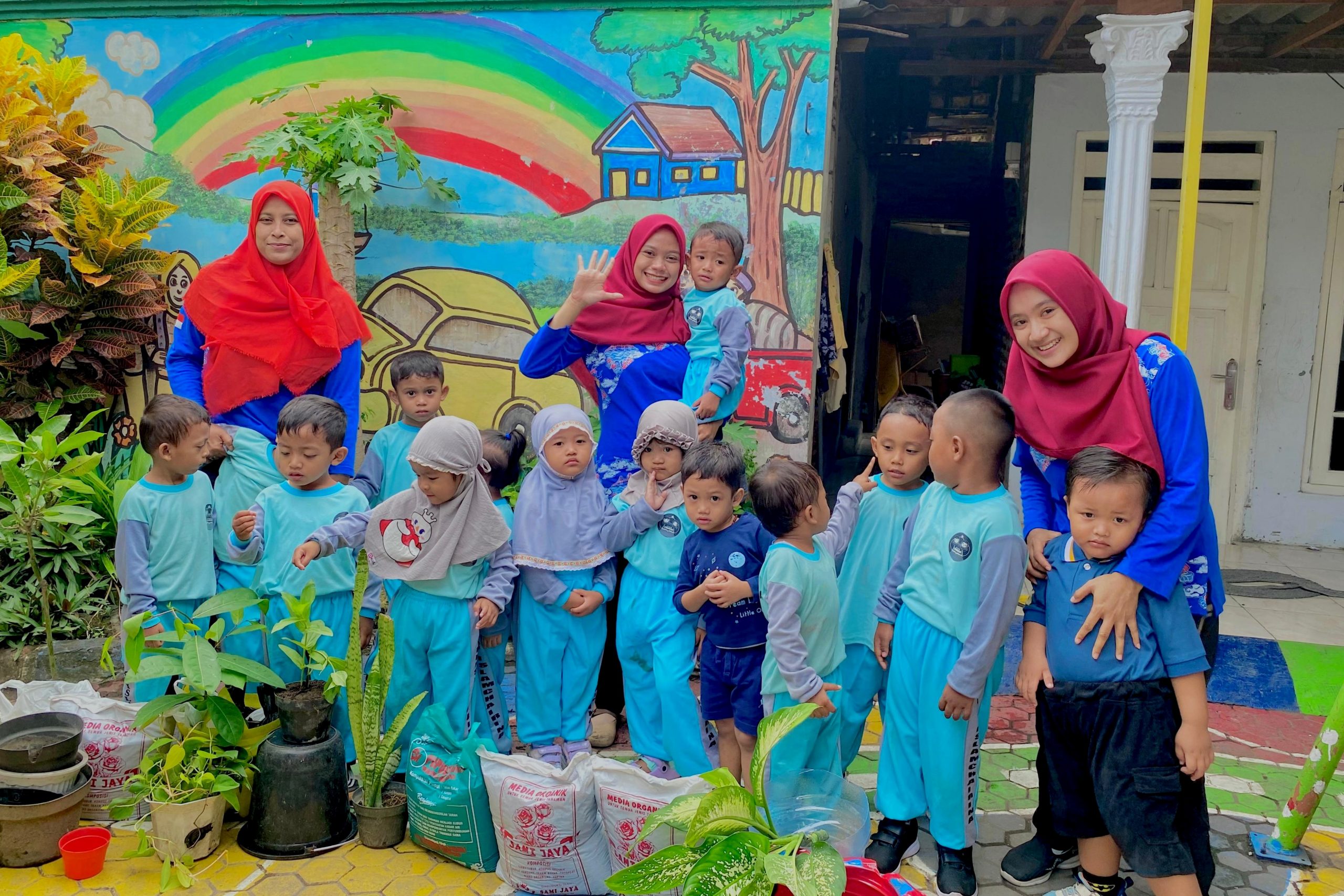 PAUD KB Islam Chairina Hidupkan Hari Pohon Nasional dengan Menanam Bibit