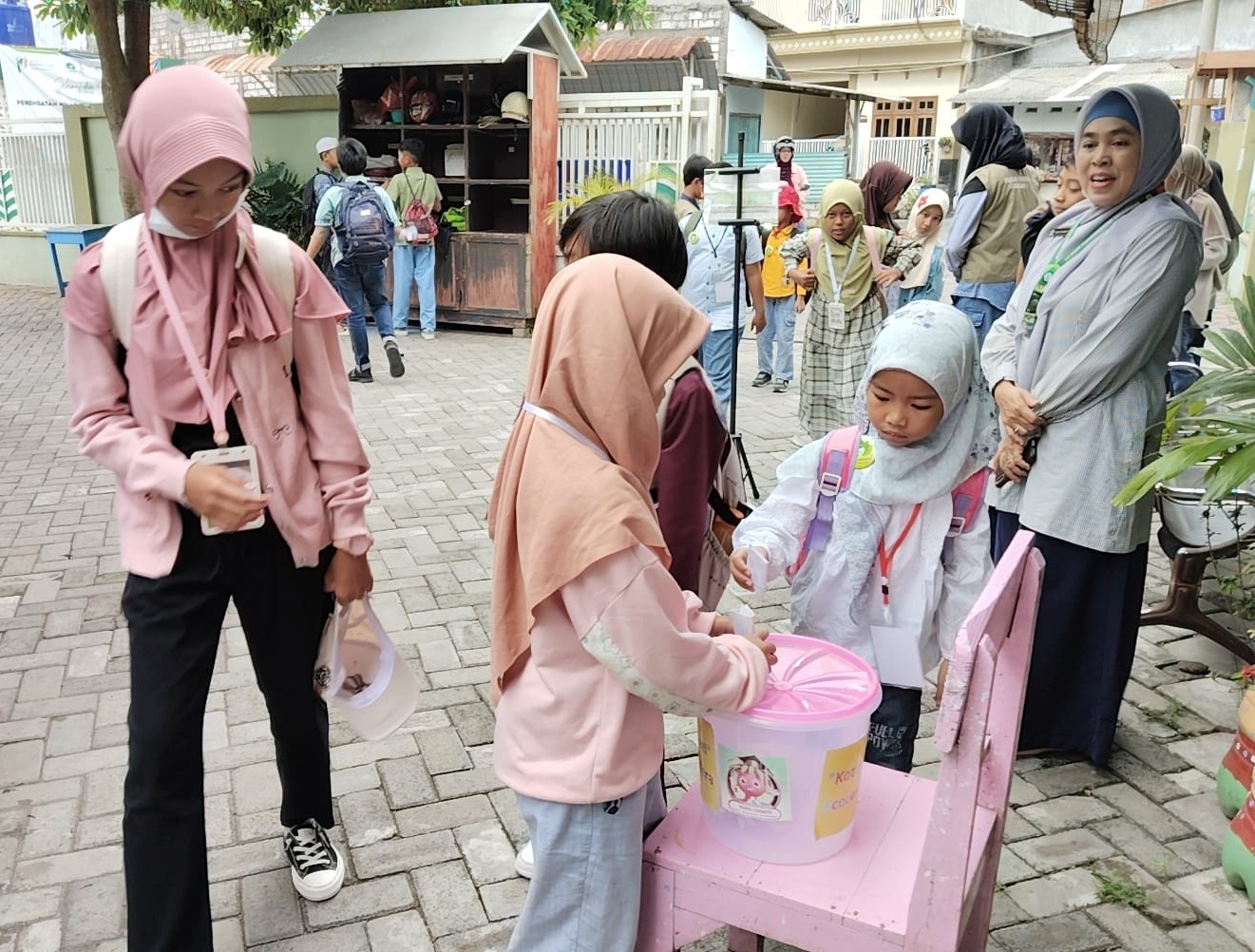 Murid SD Almadany Galang Donasi untuk Bencana Aceh dan Sumatra