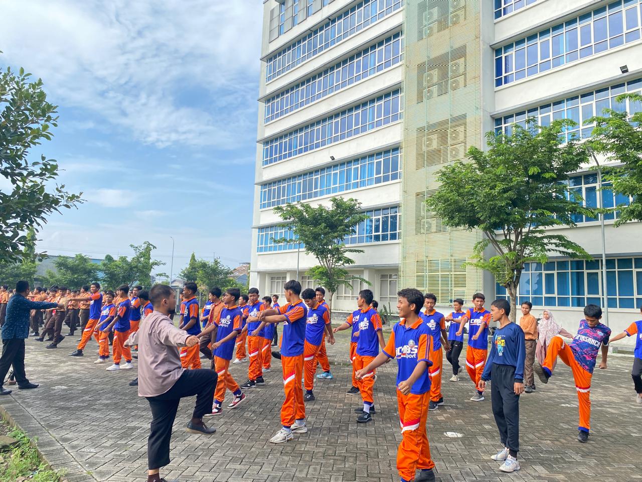 SMA Insan Cendekia Mandiri Boarding School menanamkan kedisiplinan dan kebugaran lewat senam pagi. Ini rahasianya.